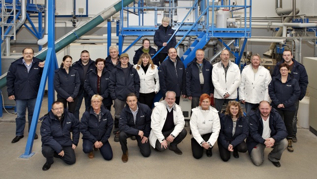 Hele MELITEK teamet samlet foran den eksisterende produktionslinje. MELITEK team 2013