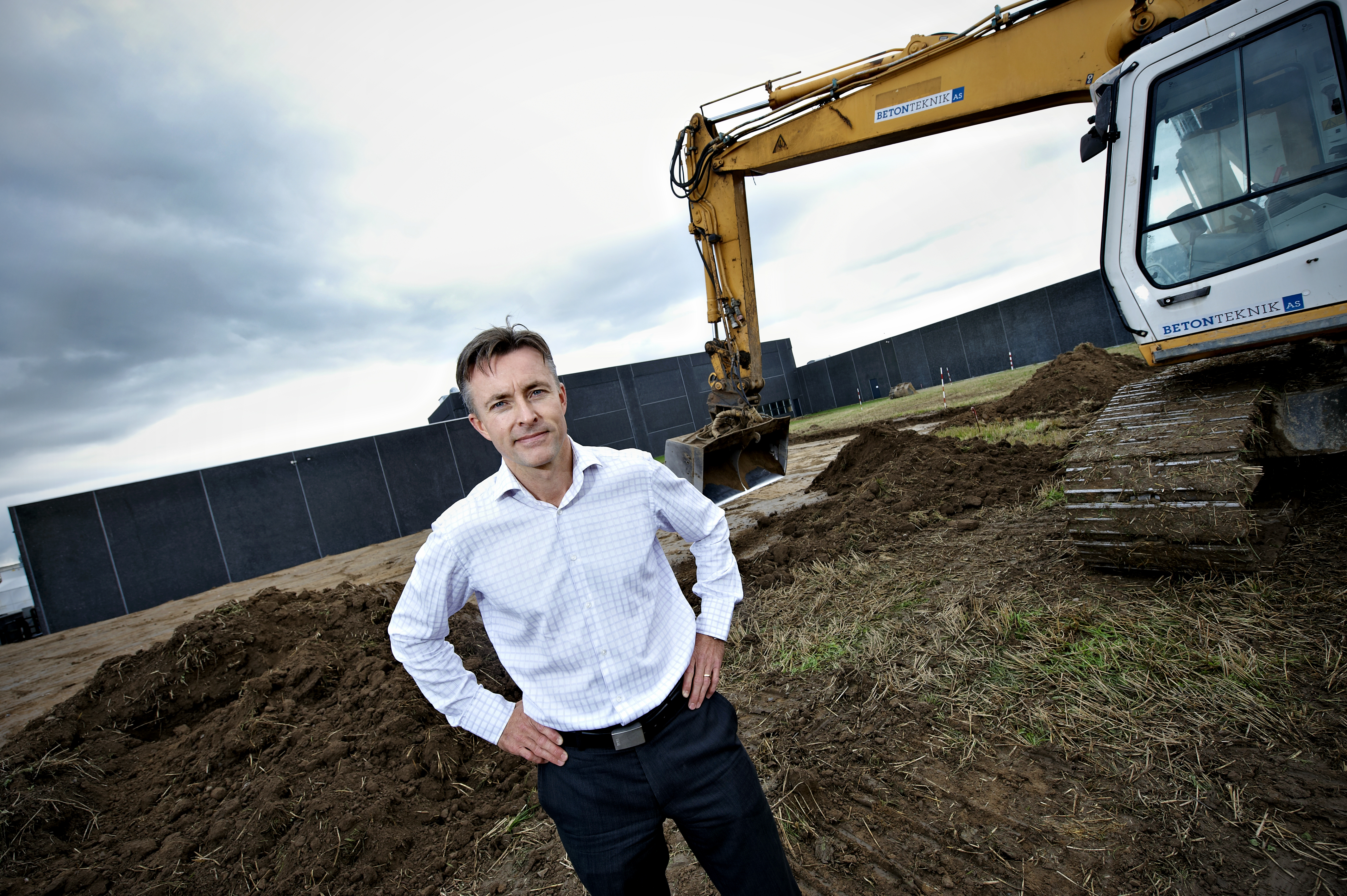 Kim Laursen foran byggeriet